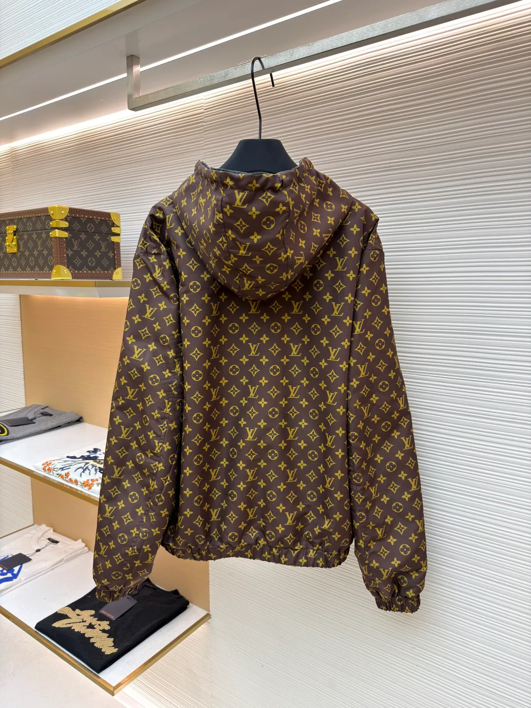LOUIS VUITTON camouflage printed reversible hooded jacket ●Original version: 26800 purchase and development ●Item number: 1681223-B80 ●Fabric: nylon fabric ●Technology: printing production ●Color: camouflage ●Version: fitted version ●Weight: about 550 grams ●Size: 48-50-52-54 ●Description: This windproof jacket is made of lightweight nylon, 2025 The LV Camo pattern and full-frame Monogram jacquard from the autumn and winter show are decorated on both sides. Multiple pockets reflect functional considerations, and the elastic hood, hem and cuffs complete the overall look. 100% polyester fiber, custom-engraved logo hardware, front camouflage printing, presbyopia printing, reversible design. The overall wiring is straight and delicate, the fabric is comfortable and soft, and the color is consistent without color difference. It can be matched with the same style to create a fashionable look and control various occasions. Customized accessories, complete with three standards, same style for men and women!